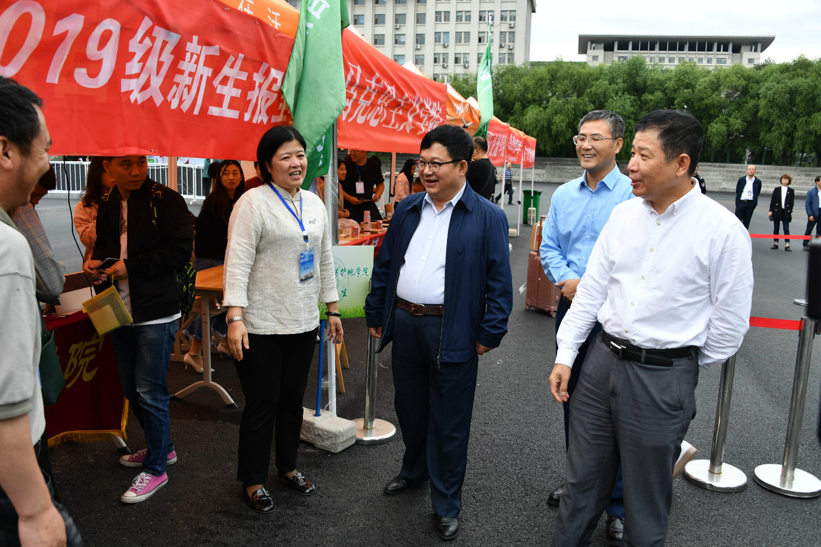 学校领导深入各学院迎新场地走访慰问